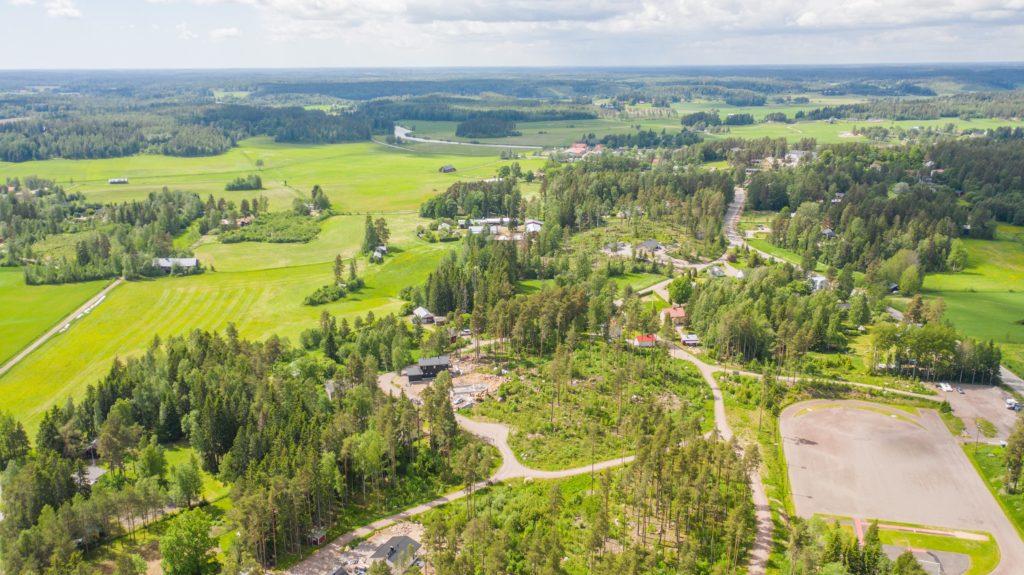 Kropsavägens tomter med omgivande landskap, flygfoto.