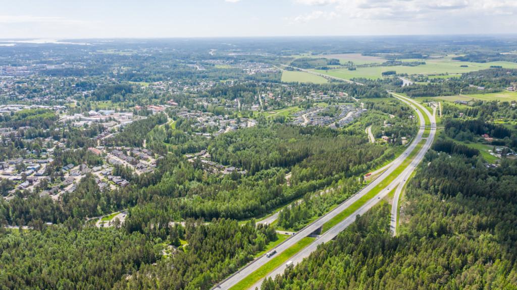 Hjortronstigens tomt med omgivande landskap, flygfoto.