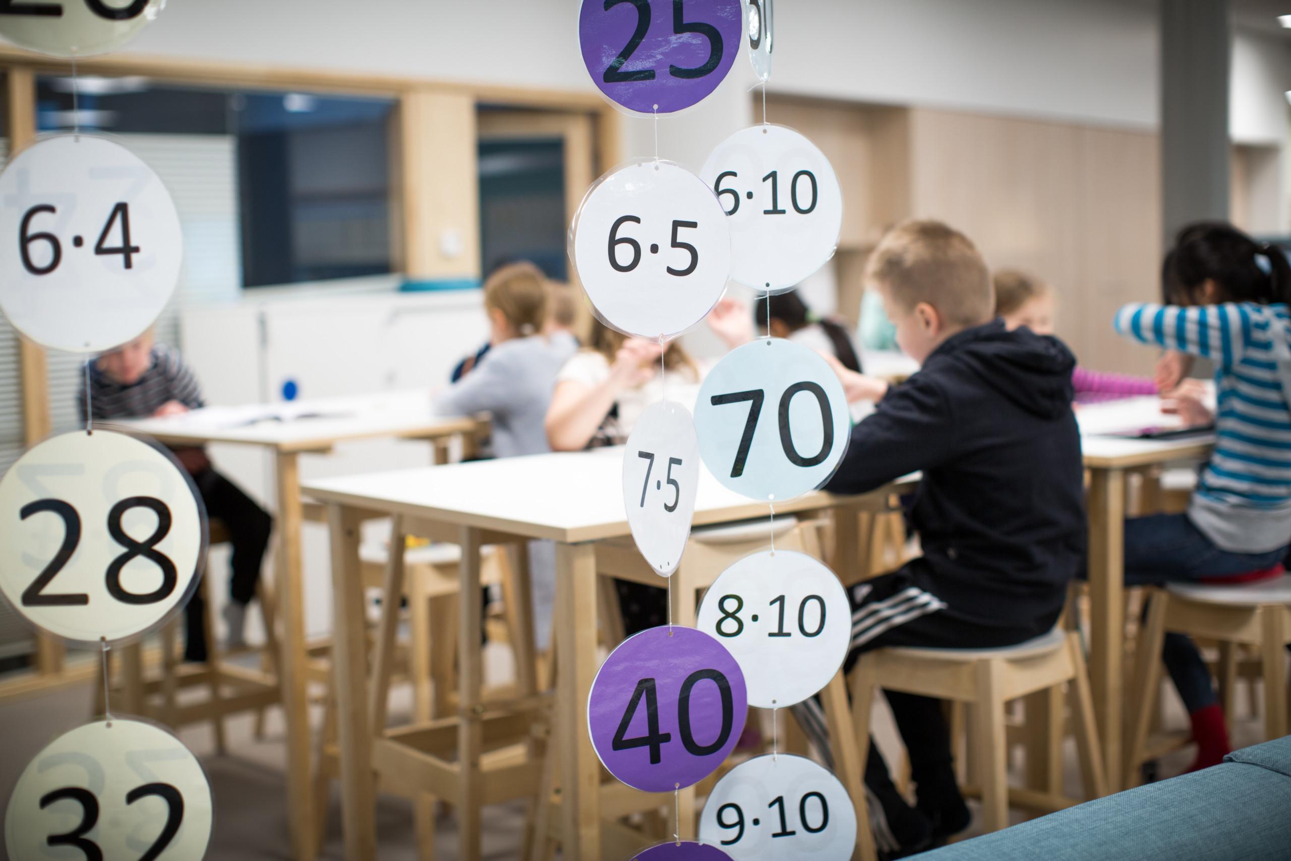 elever studerar i skolan