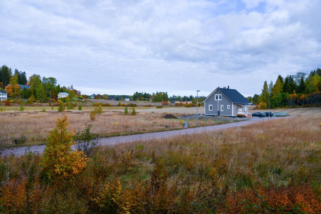 Höstlandskap från Carlandervägen, första huset färdigt.