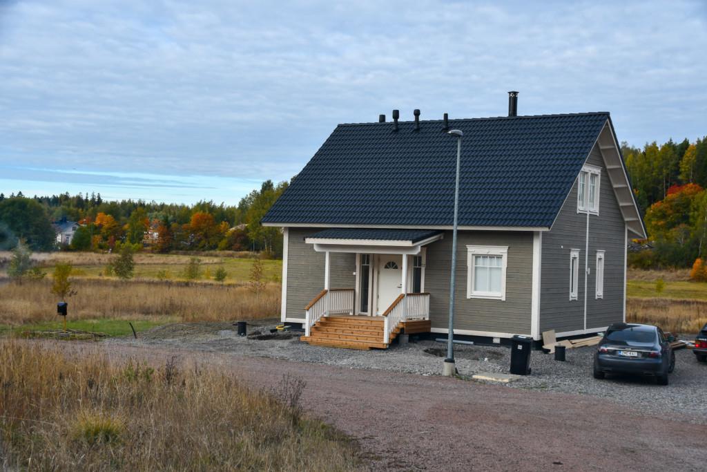 Höstlandskap från Carlandervägen, första huset färdigt.