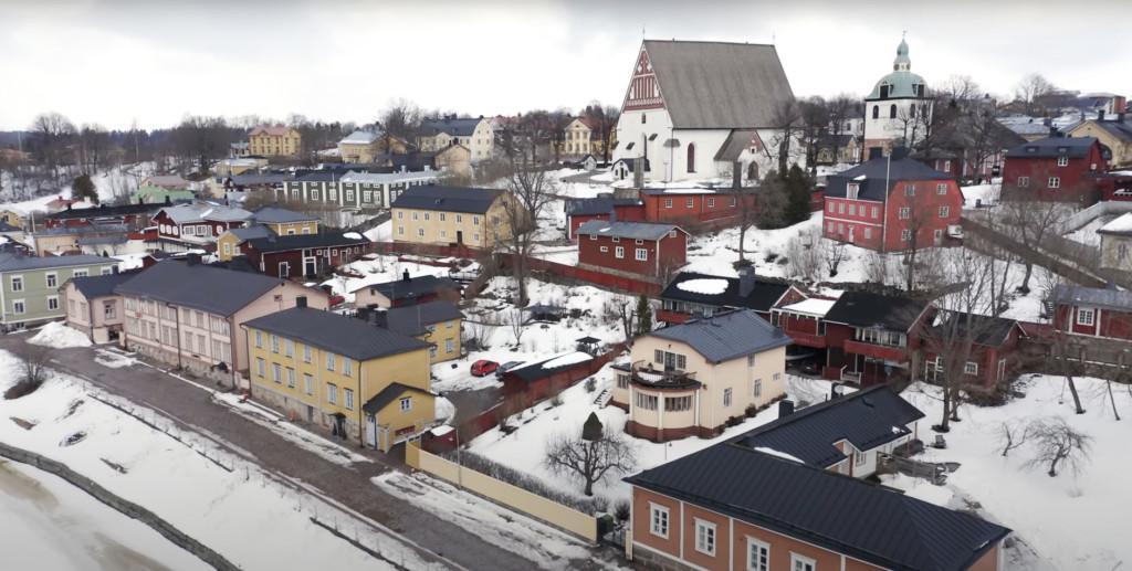 Kuva Porvoon vanhasta kaupungista, taustalla kirkko