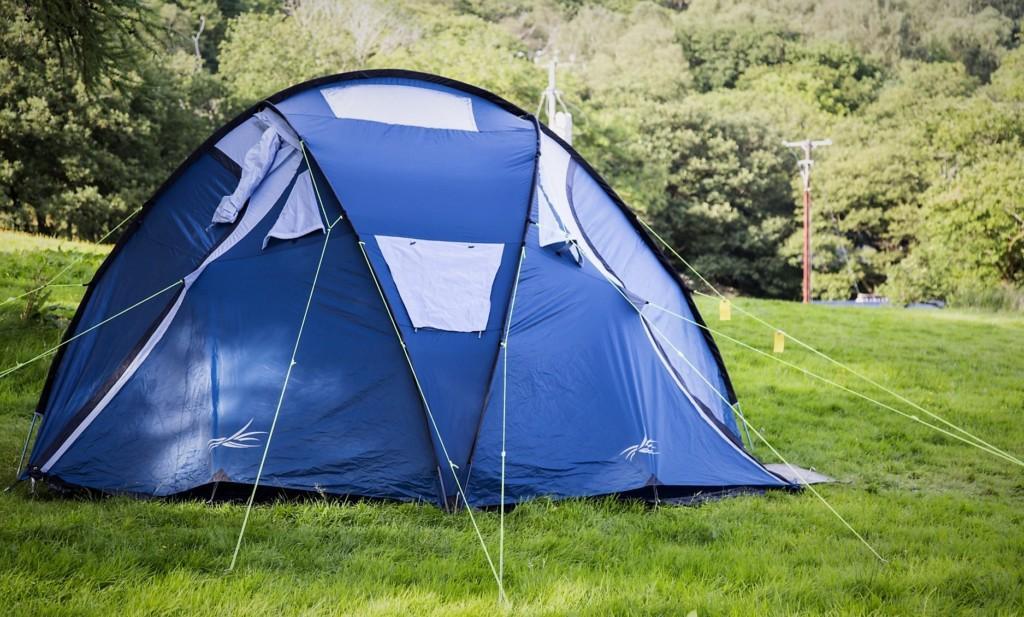 sininen teltta nurmikolla