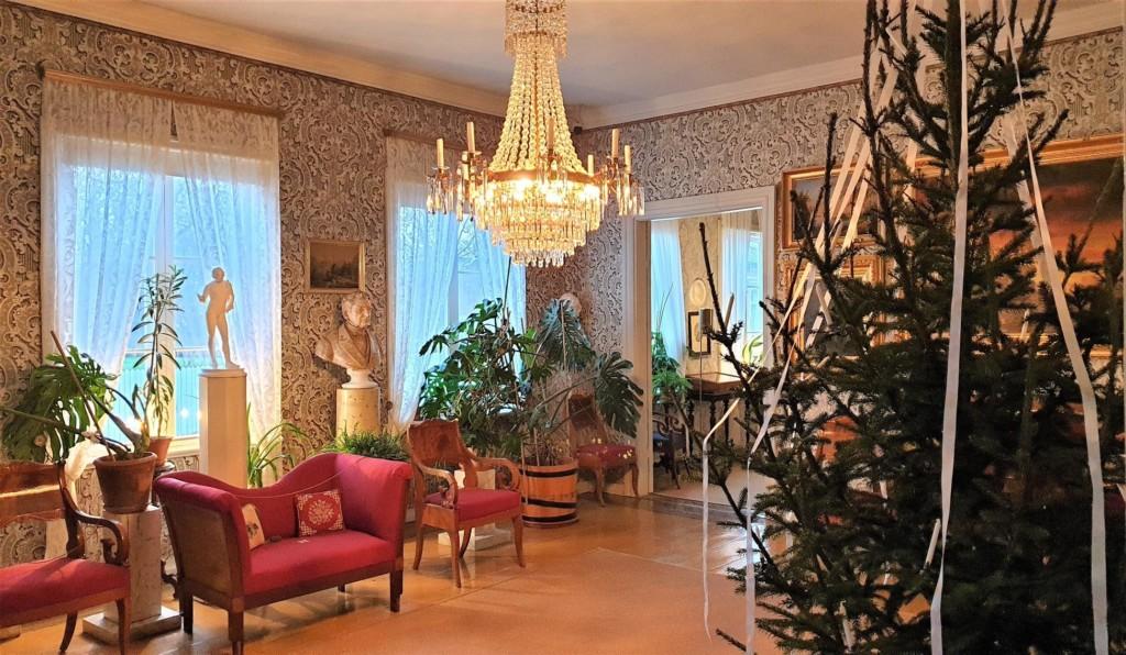Joulukuusi Runebergin kodin salissa.