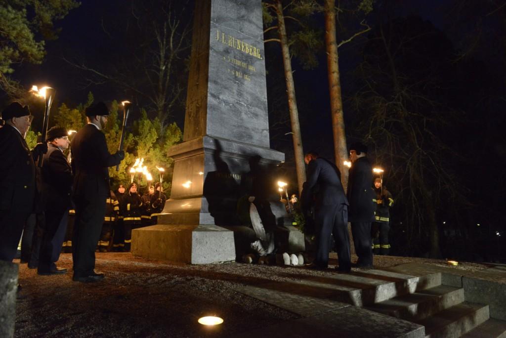 Ihmiset laskemassa seppeleen J.L. Runebergin haudalle