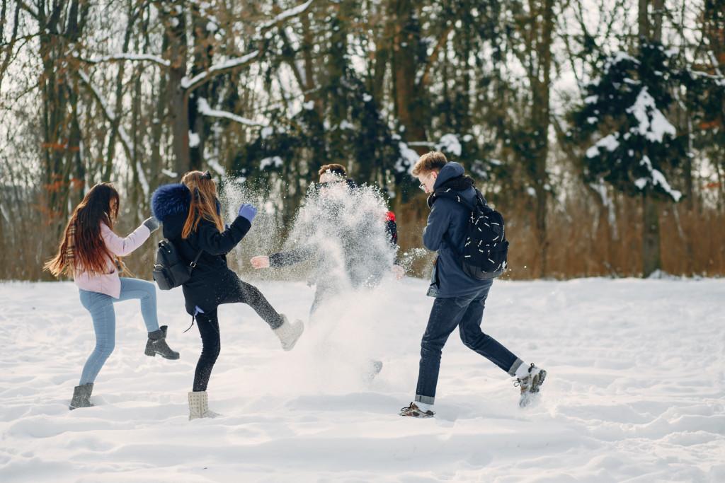 Ungdom leker i snö.