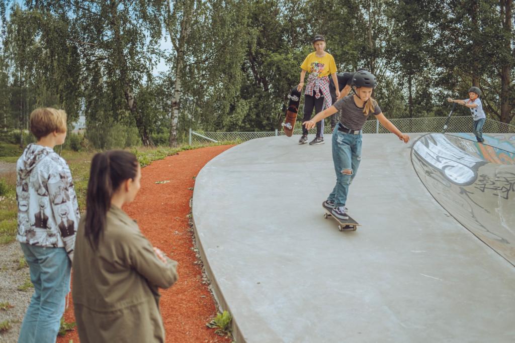 Nuori laskee ramppia alas skeittilaudalla