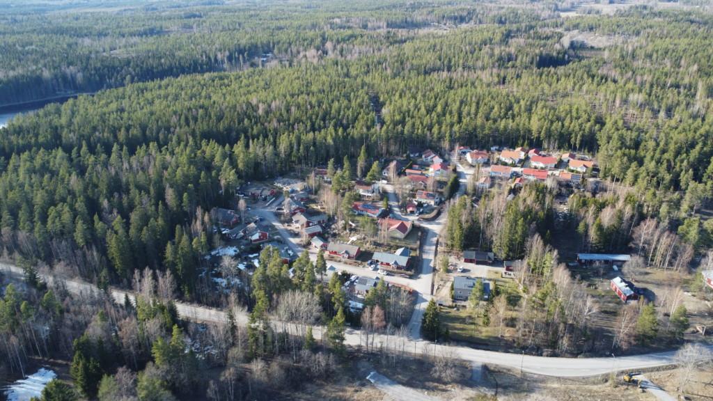 1990-2000 -luvuilla rakentunut pientaloalue ja ympäröivää metsää, mihin Epoon Kivitarha tullaan rakentamaan. Ilmakuva.