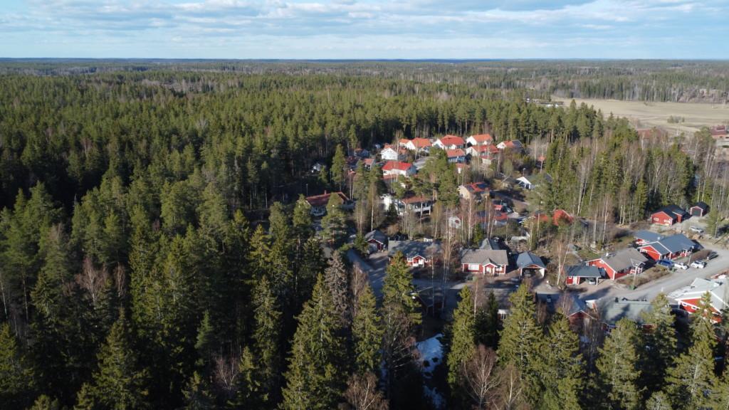 Småhusområdet som byggts på 1990–2000-talet med omgivande skogslandskap, vart Ebbo Stengård kommer att byggas. Flygfoto.