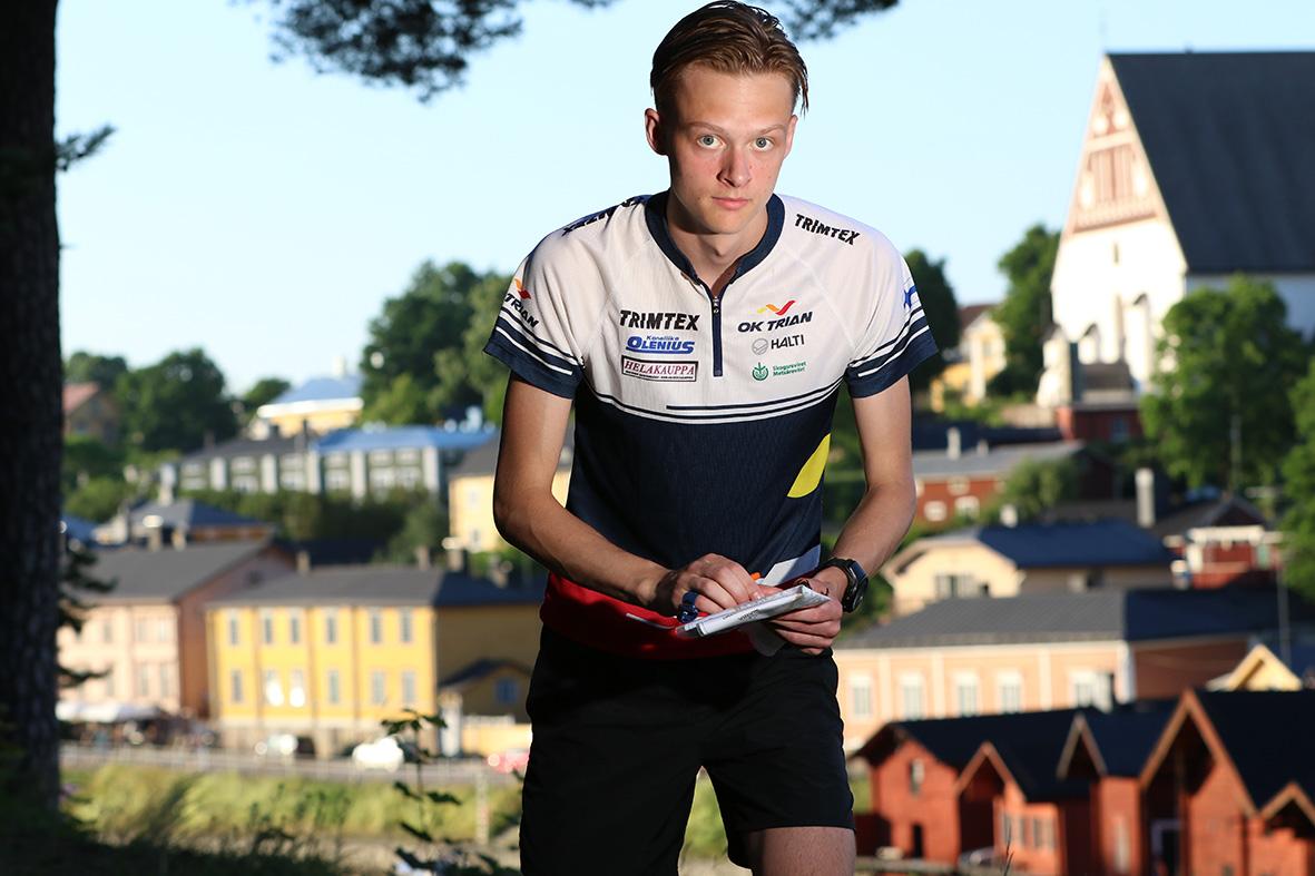 Suunnistaja Porvoossa. Porvoo Borgå Jukola 2023. Kuva: Jarmo Koskela.