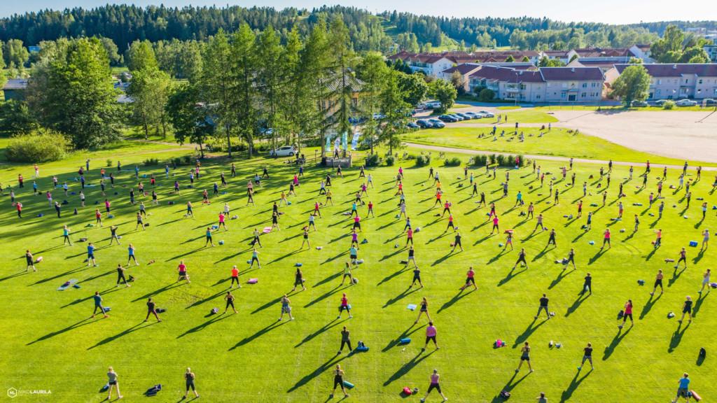 Puistojumppa Suiston kentällä.