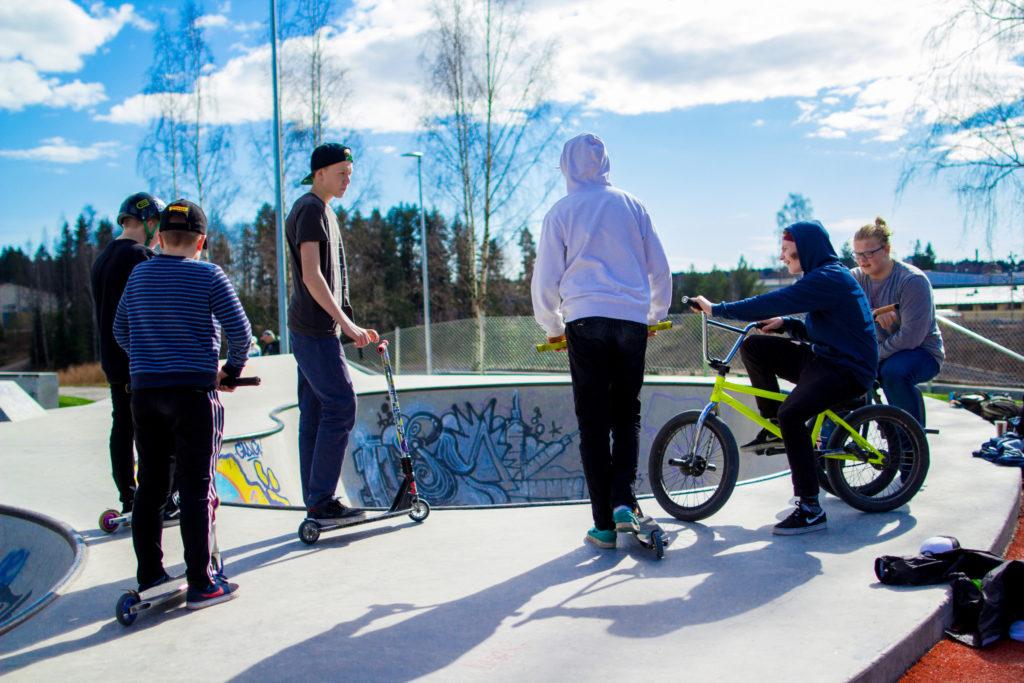 Ungdom i skateboardparken.