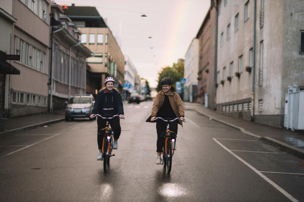 Unga vuxna cyklar i staden.