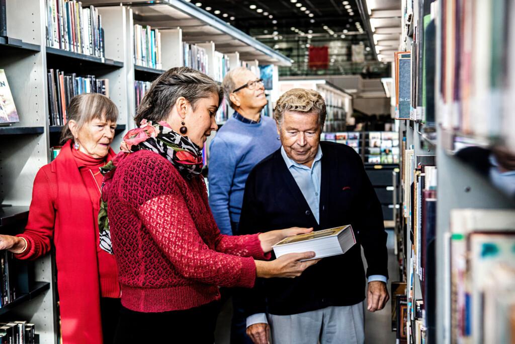Vanhusneuvoston jäseniä kirjastossa.