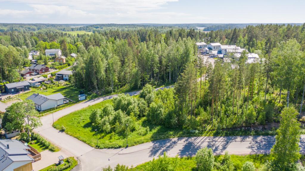 Uljasvägen 9 och Majbergsbrinken med omgivande landskap, flygfoto.