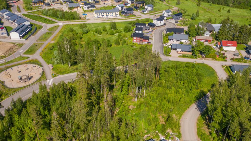 Uljasvägen 9 och Majbergsbrinken med omgivande landskap, flygfoto.