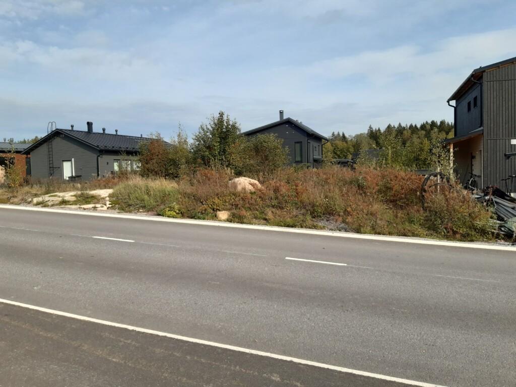 Foto, Vårdalsvägen 36 med omgivande landskap.