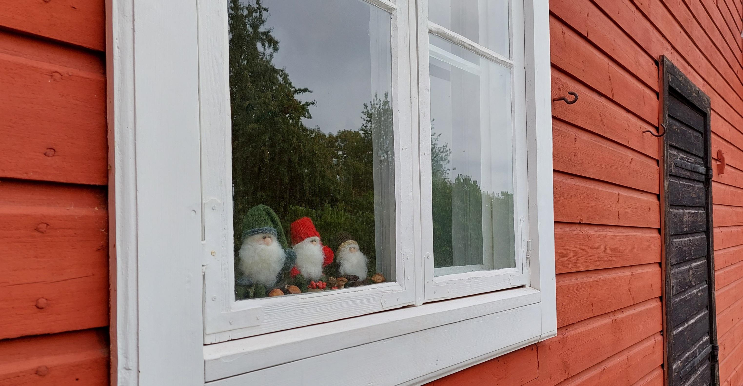 tonttuja ikkunassa