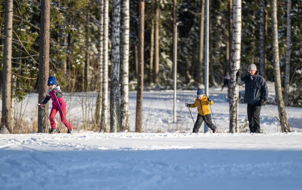 Hiihtäjiä.