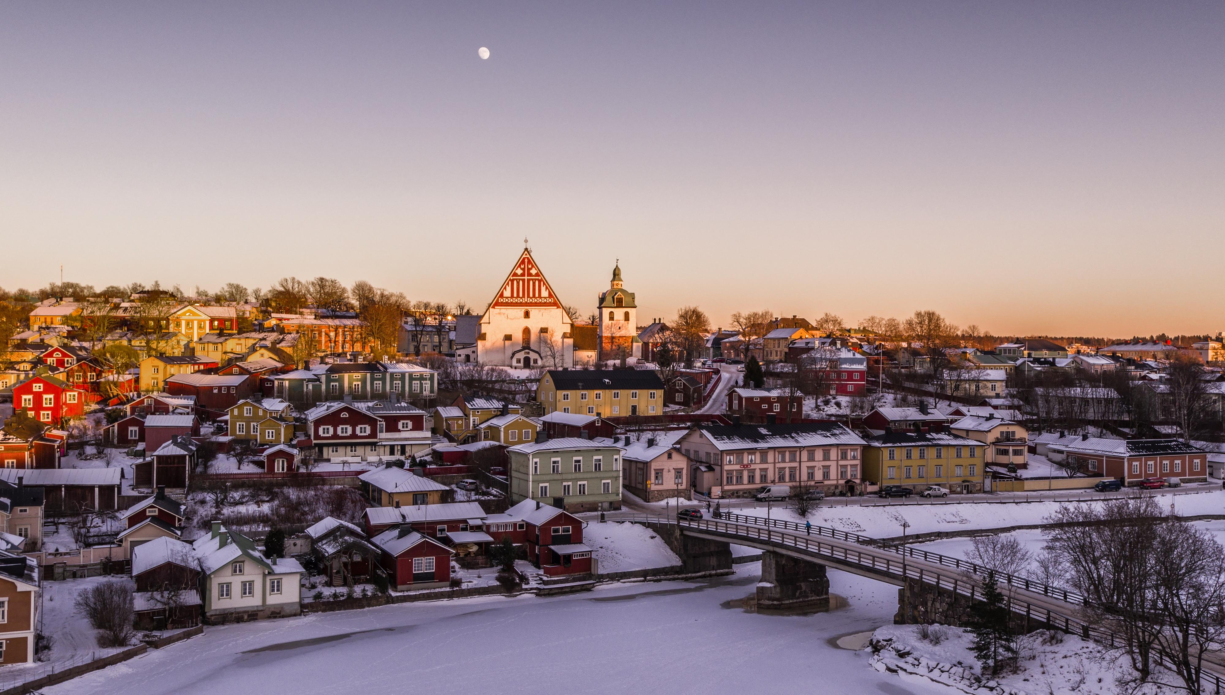 Porvoon kaupunkimaisemaa ensilumen aikoihin, kun aurinko paistaa matalalta.