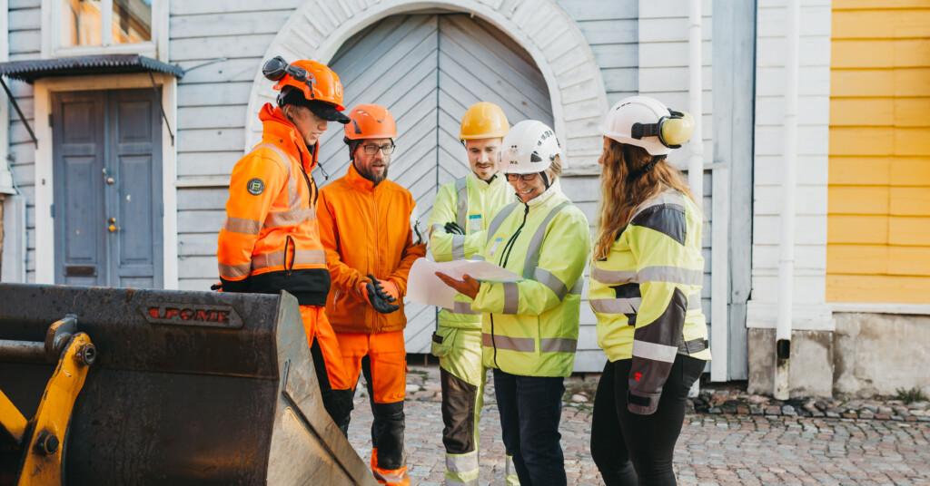 Kaupunki-infran työntekijät Vanhassa Porvoossa suunnittelemassa seuraavaa työvaihetta.