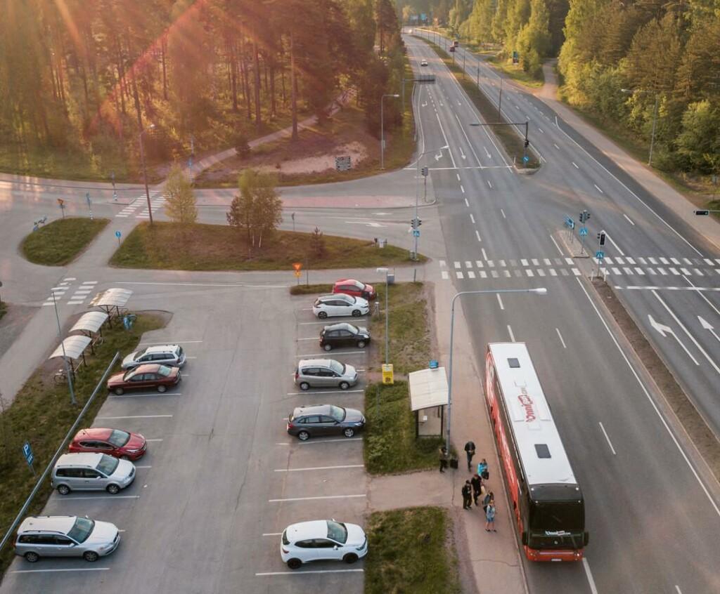 Luftbild över parkeringsområde och en buss på hållplats.