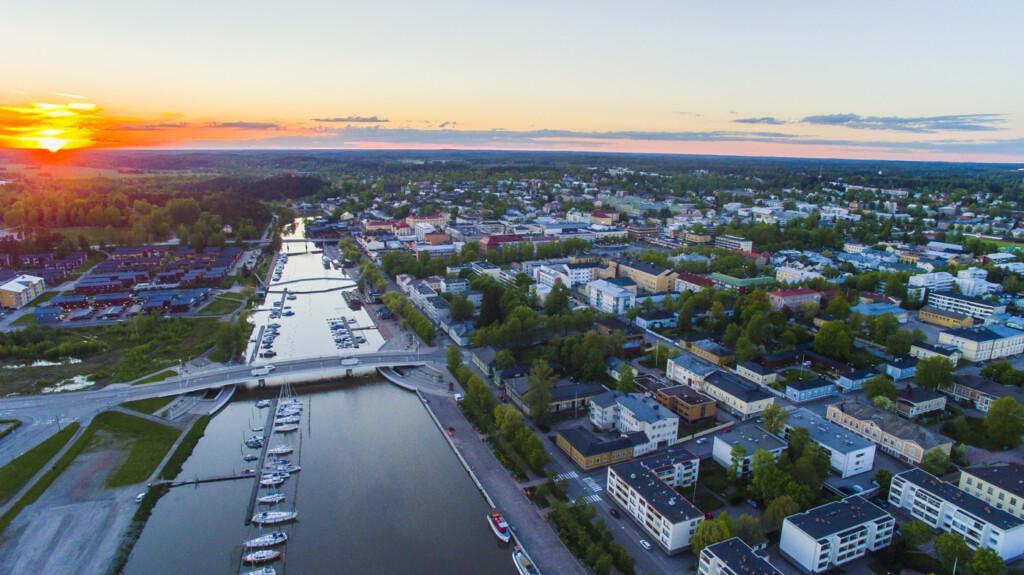Luftbild över Borgå å och staden i solnedgång.