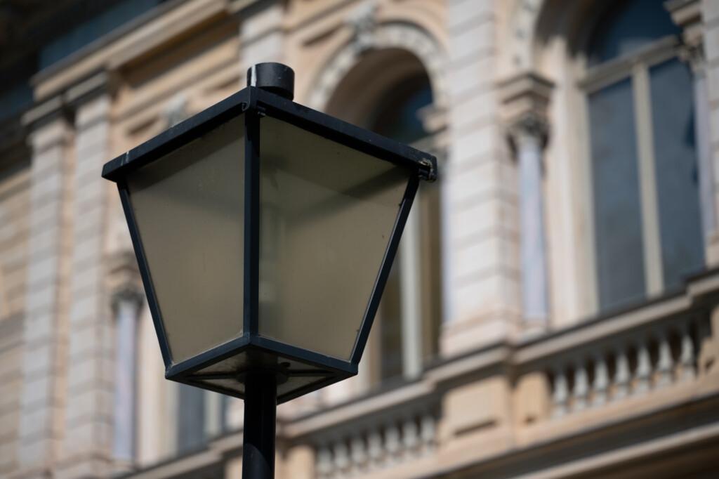 Lykta med stadshuset på bakgrund.