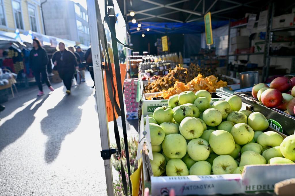 Frukter och grönsaker till salu på marknaden.