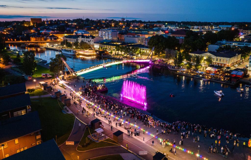 Ilmakuva tanssivat vedet näytöksestä.