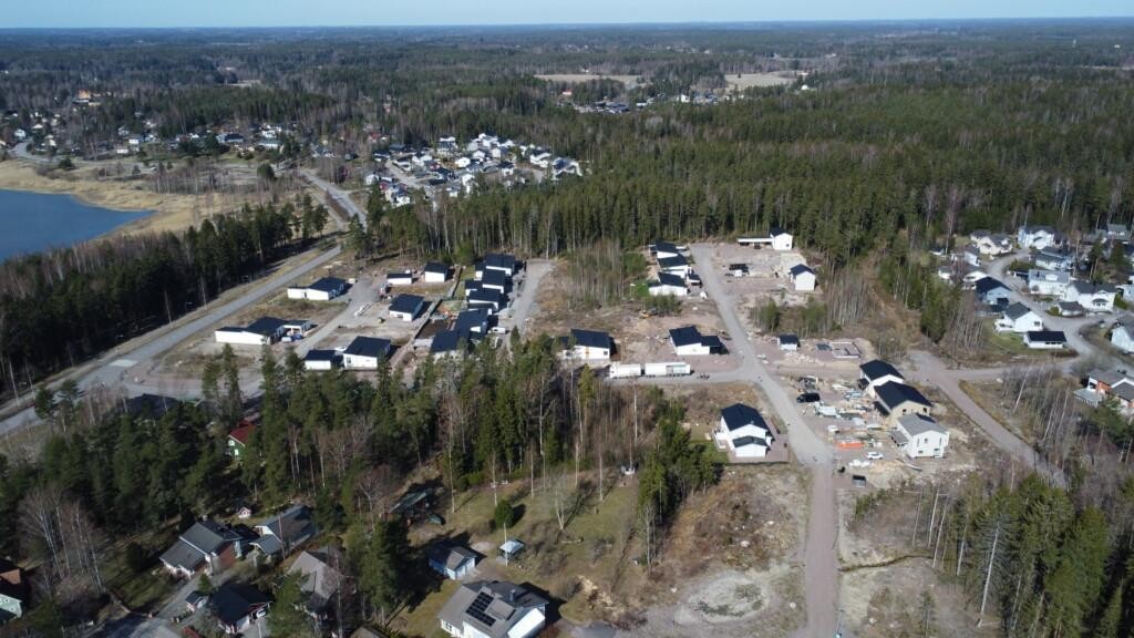Haikostrandens bostadsområde under uppbyggande med omgivande landskap, flygfoto.