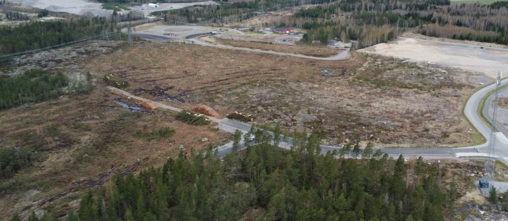 Ilmakuva, jossa hakkuuaukea, metsää ja teitä. Innovaatiotie.