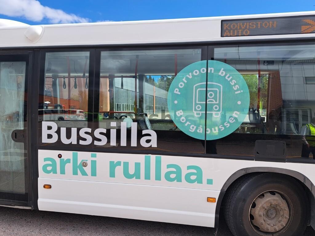 Bussiteippaus, bussilla arki rullaa.