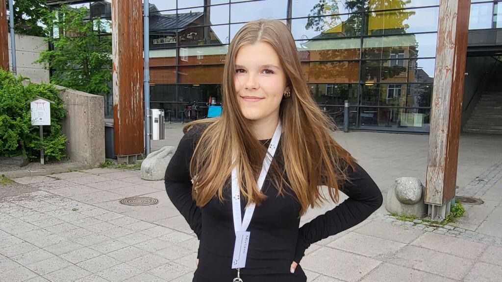 Sommarjobbare Miriam från bibliotekstjänster.