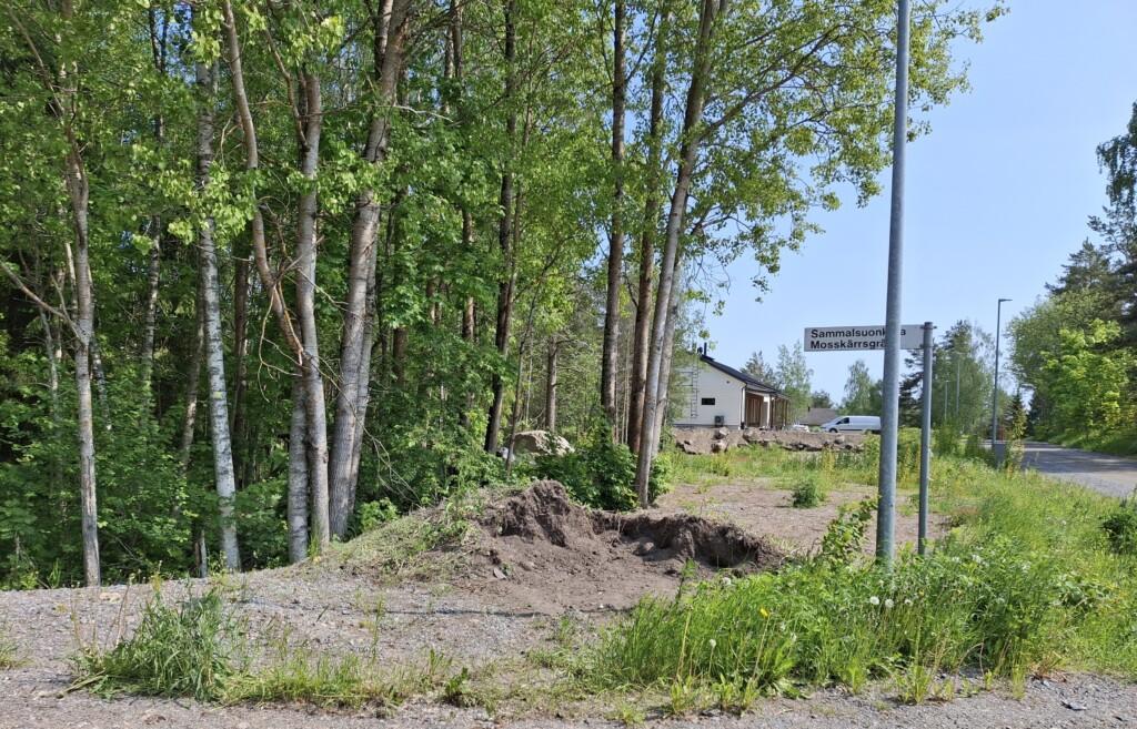 Valokuva rakentamattomista tonteista Sammalsuontien varrella. Taustalla rakenteilla oleva omakotitalo.