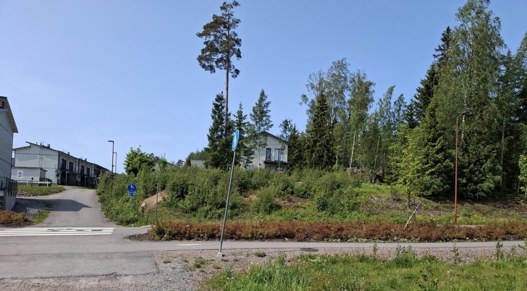 Valokuva rakentamattomasta tontista osoitteessa Tarkmansintie 22 ja ympäröivää maisemaa.