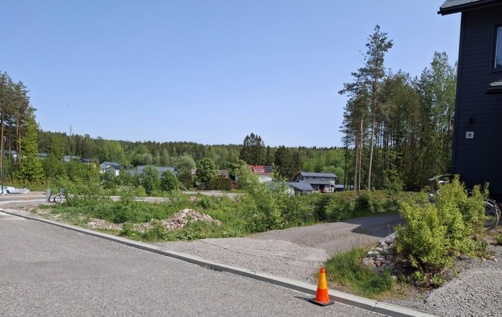 Valokuva Toukovuorenrinne 6:n vieressä olevista rakentamattomista tonteista.