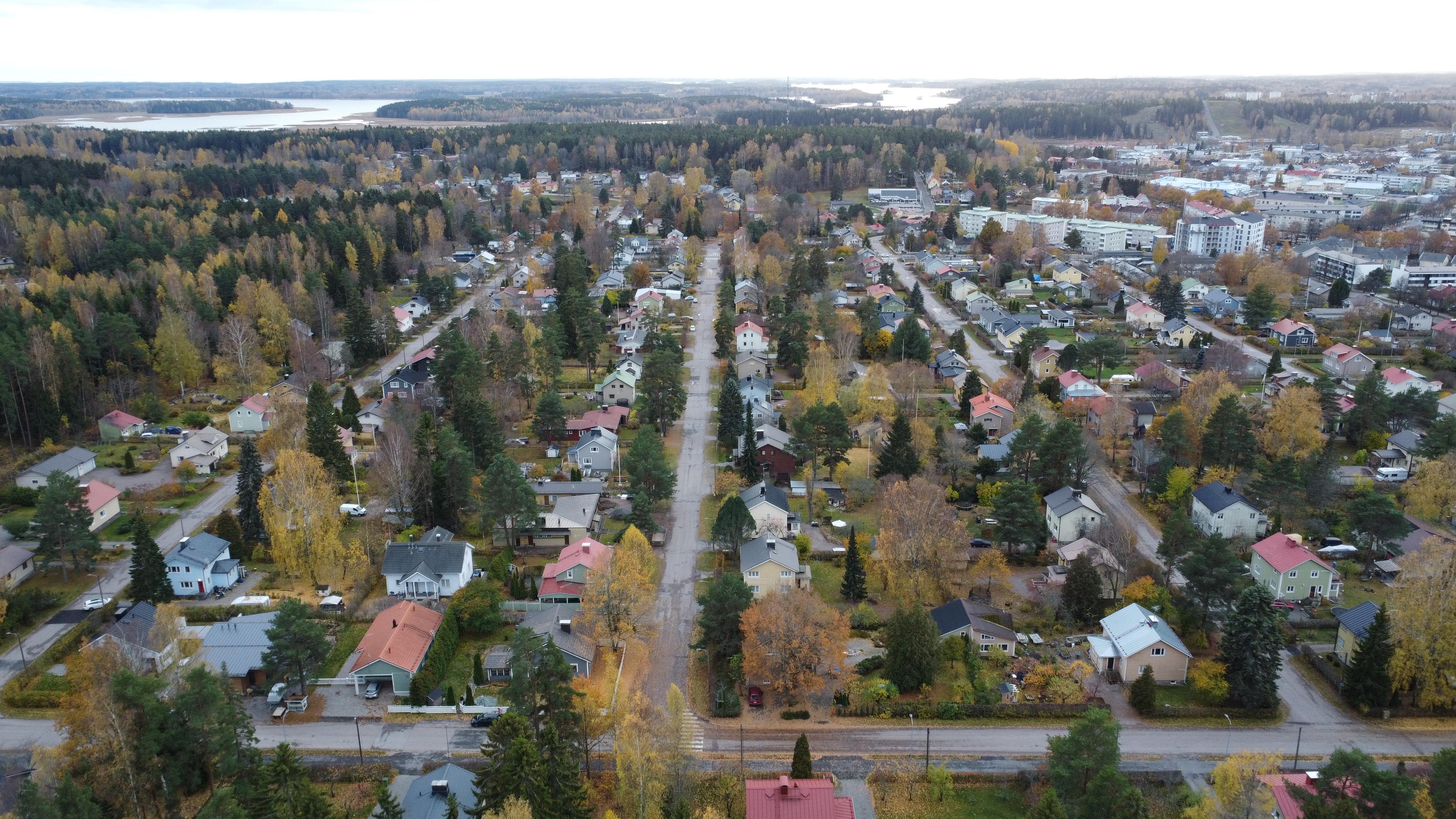 Ilmakuva syksyisen Velkalan yläpuolelta.