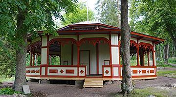Kokonniemen kansanpuiston paviljonki.