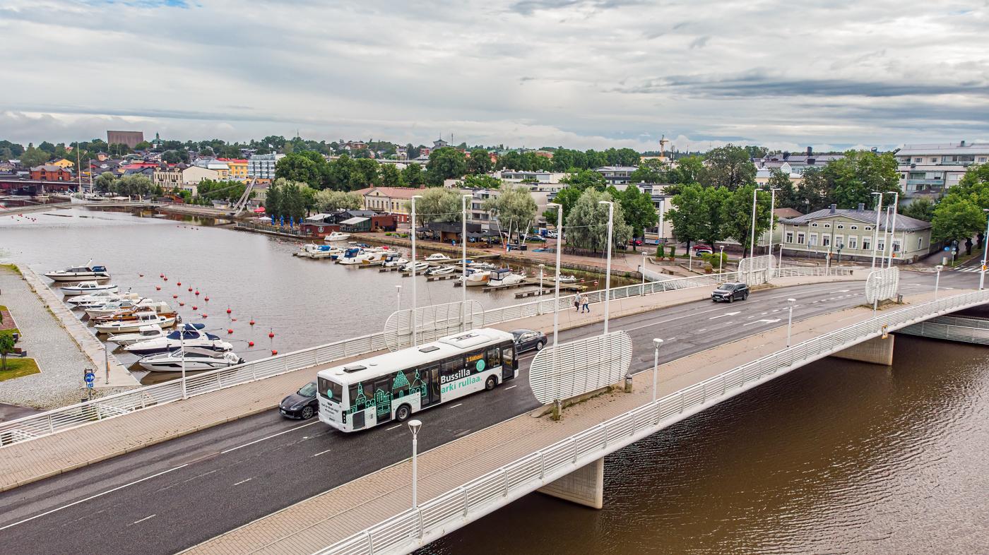 Borgåbussen kör över bron.