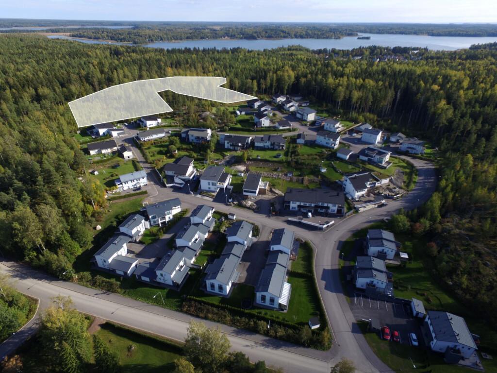 Ett flygfoto över bostadsområdet Haikobranten. Bakom bostadsområdet har man i bilden markerat området för de nya tomterna som kommer att sökas hösten 2026. Bakom dessa syns skog och längre bort vatten.