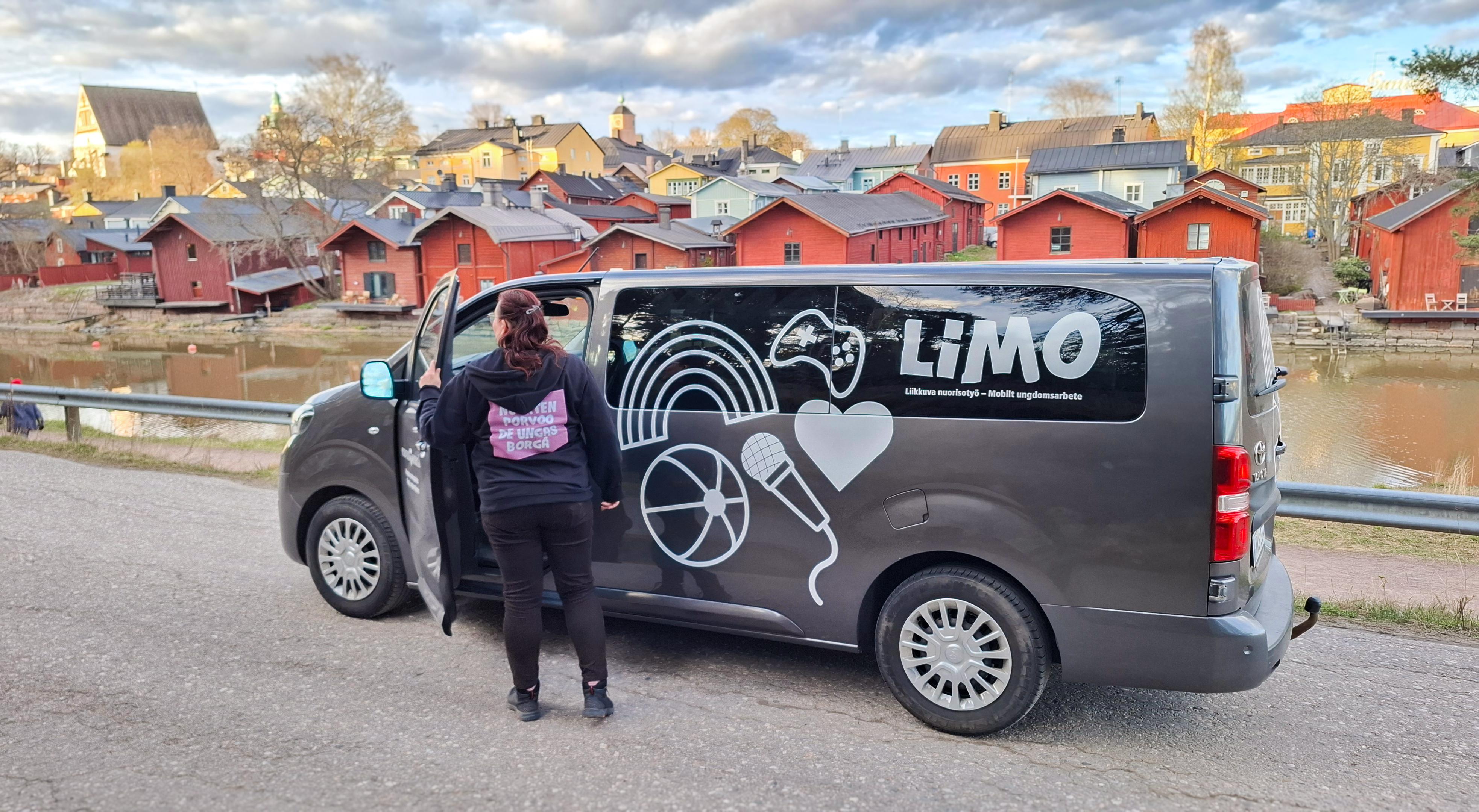 Limo -liikkuvan nuorisotyön auto Porvoon vanhan kaupungin edustalla.