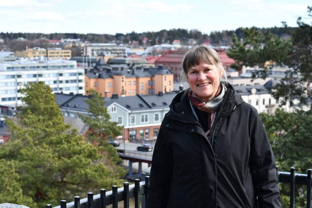 Anneli Rihtniemi-Rauha Näsin kivellä.