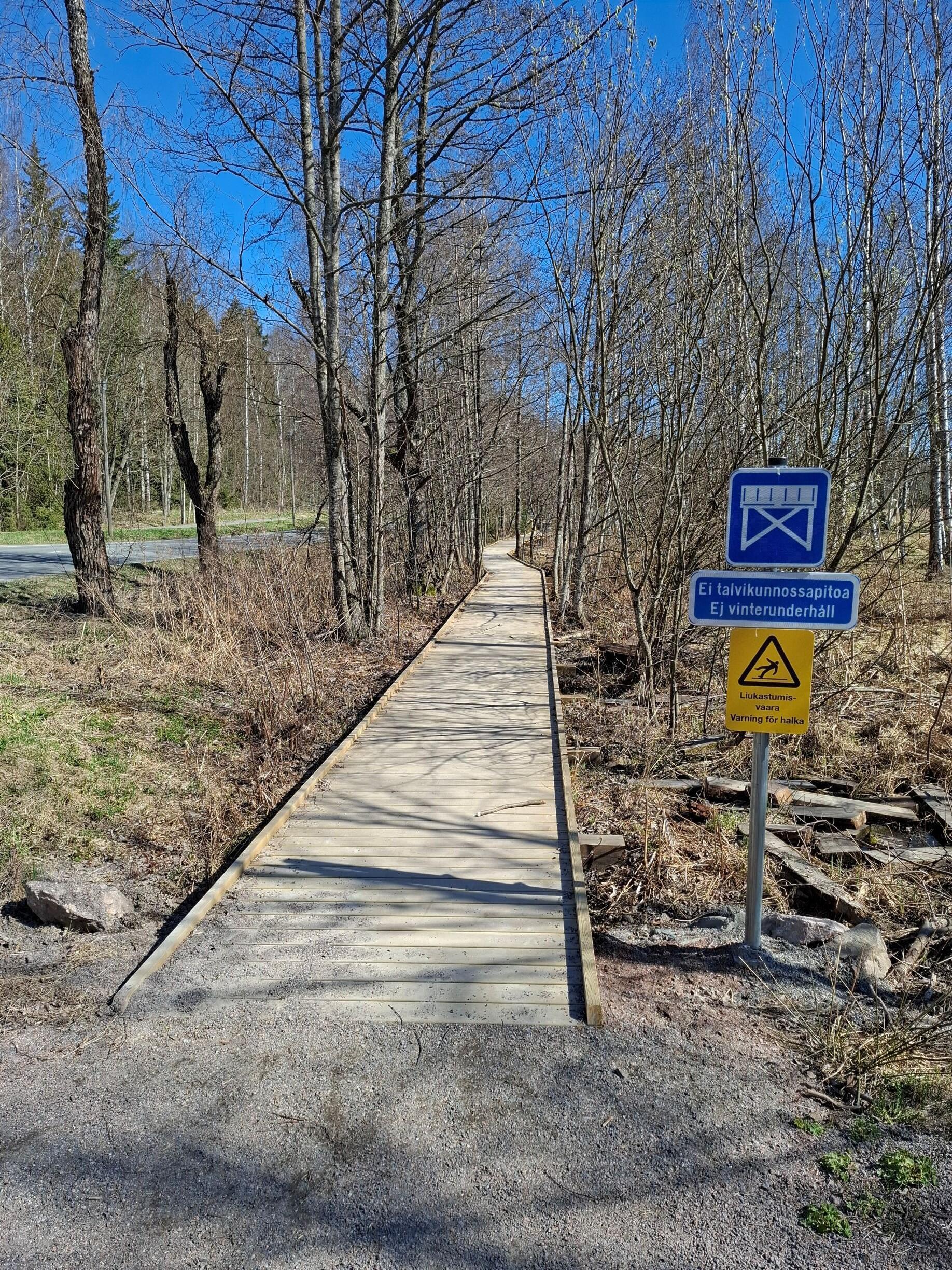 Ruskiksen esteettömälle lintulavalle johtavan lankkupolun alkupää.
