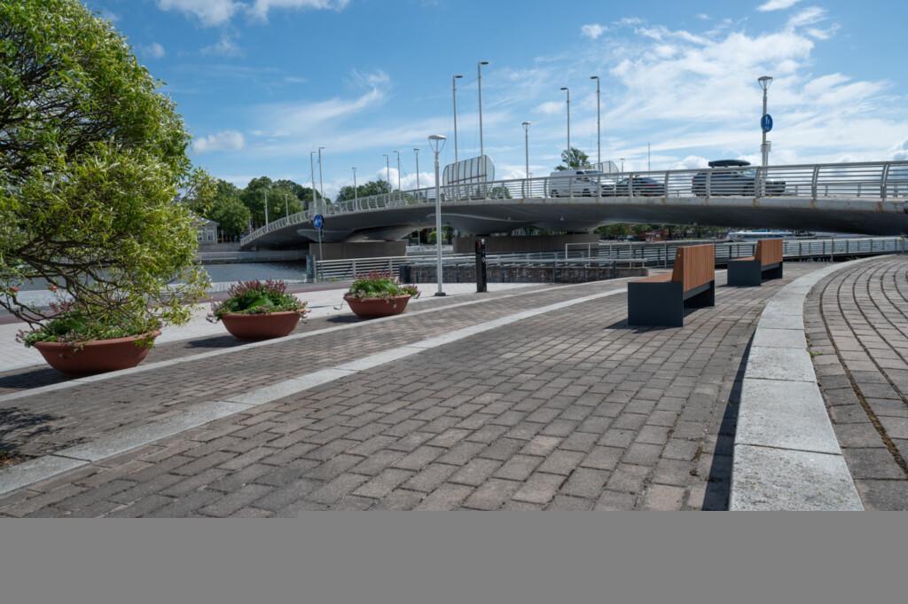 Aleksanterinkadun silta Länsirannan puolelta kuvattuna.