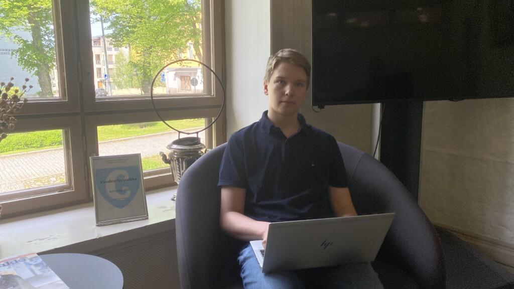Emil kesätyöntekijä toimistotöissä.