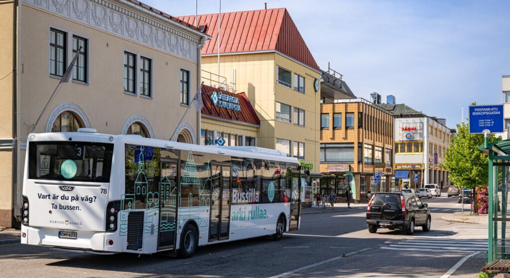 Porvoon bussi ajaa torin pysäkin ohi Piispankadulla.
