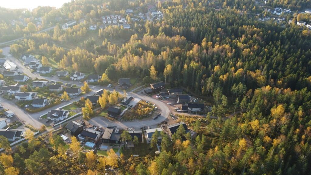 Ilmakuva, omakotitaloja ja muutama tyhjä tontti metsän ympäröimällä alueella. Kauempana lisää pientaloja.