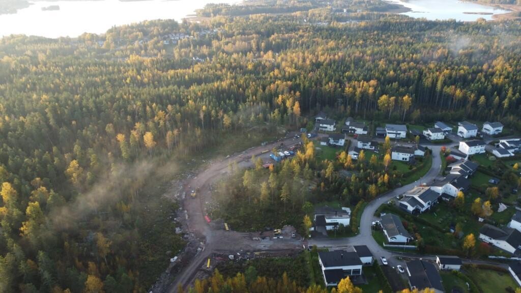Ilmakuva Haikkoonrinteen pientaloalueelta ja ympäröivää metsämaisemaa. Alueen uusimman kadun, Haikkoonmetsänkadun rakentaminen käynnissä.