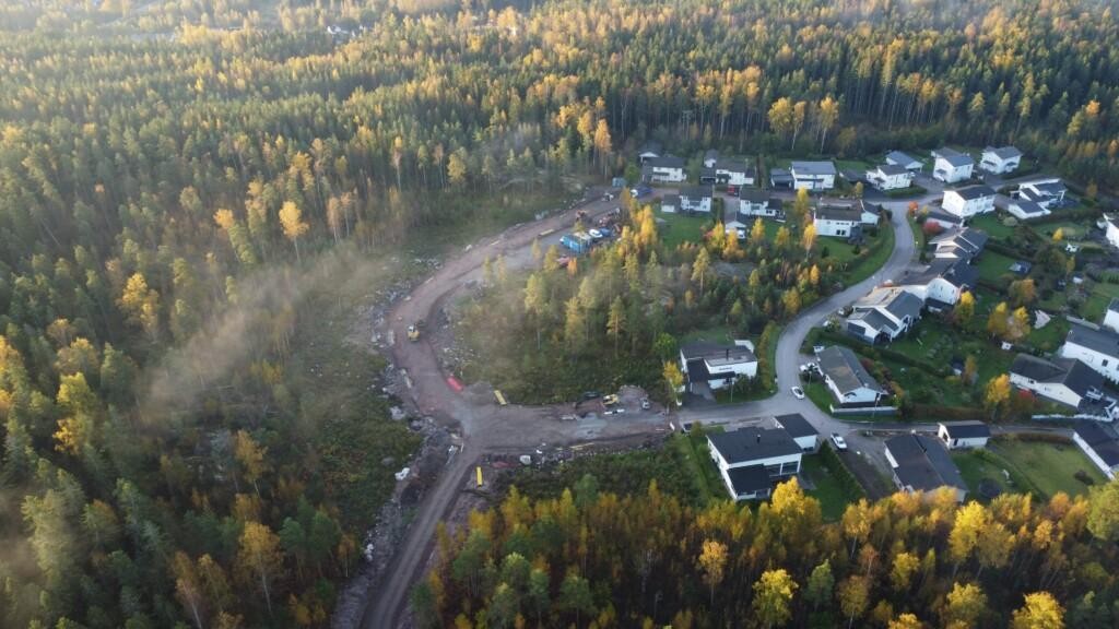 Ilmakuva, omakoti- ja paritaloja, Haikkoonmetsänkadun rakentaminen käynnissä, ympärillä metsää.